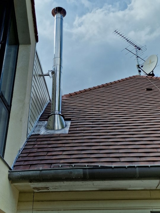 Installation d'un poêle à bois Laguna 8KW PLAMEN à Lamorlaye dans L'Oise