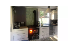 Installation d'une cuisinière à bois Cadel Smart 80 avec four ventilé